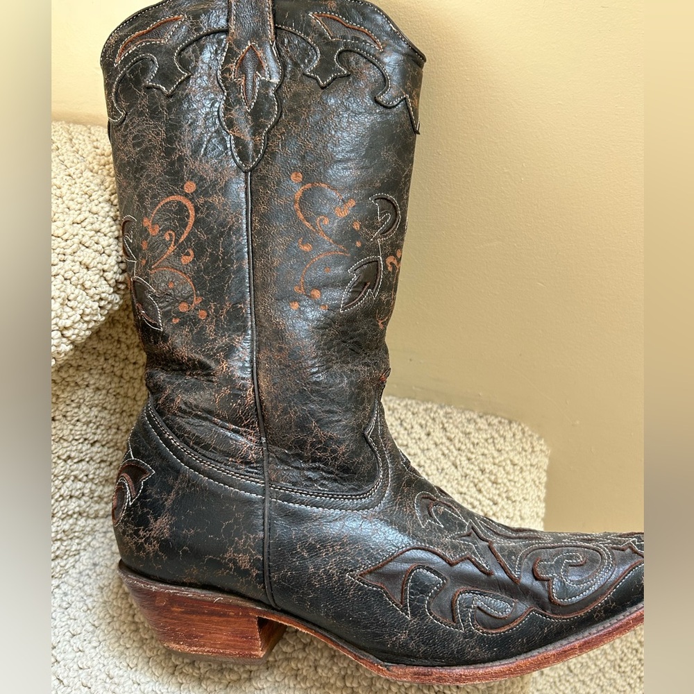 Beautiful laser cut Western Cowboy Boots